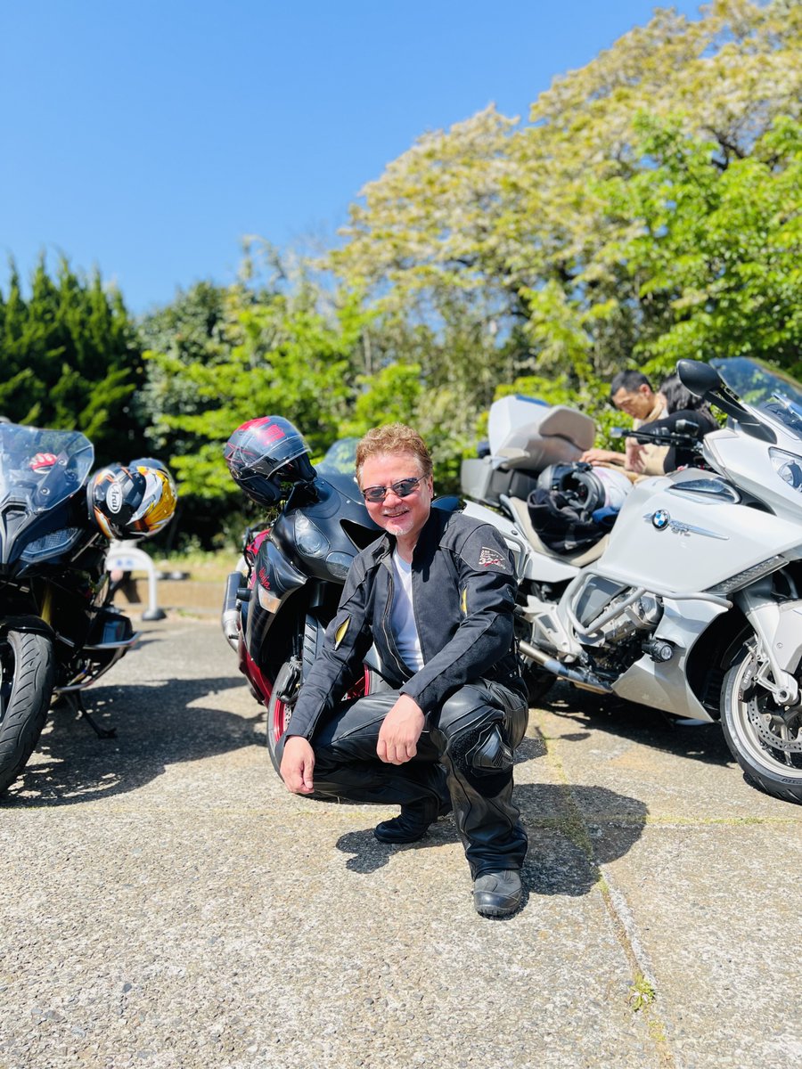 tyoiwarujiro's tweet photo. 先週末、ホテルに泊まり出来てくれたライダーズクラブ。海老名まで出迎えからの月ヶ瀬までのお見送りを先導。ターンパイクの桜並木、桜吹雪が素晴らしかった！ https://t.co/xOtXssTGCe