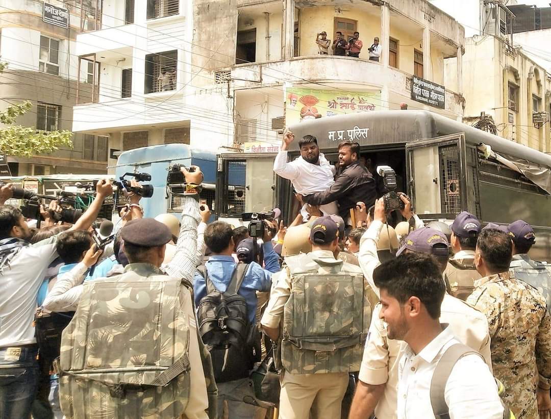Javed_IYC's tweet photo. शिवराज सिंह जी तुम घोटाले कराकर चोरी करके AC में बैठो। और बेरोजगार युवा 42 C तापमान में सड़कों पर लड़ेगा।
#MPTET #VyapamScam #संघर्ष #vyapam #mptetscam #javedkhan #बेरोज़गारी #mppoliceexam #व्यापमं #रोजगार_दो https://t.co/HTxApUAQfR