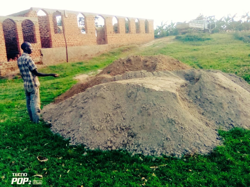 AgashaJulietB's tweet photo. Later on in the evening, I also delivered trips of sand on #Ngoomba church in Kirembe parish #Katenga SC to be used in plastering and completing construction of the house of God. There is nothing impossible with God. He is reliable and the Almighty we can lean our hearts on. https://t.co/sd7Qef9tLR