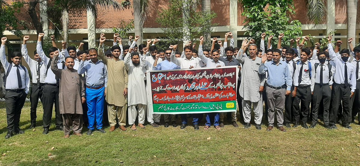 MAbdullahJavedQ's tweet photo. Faculty, staff, and students of Govt Graduate College Jhelum are protesting against the state sponsored terrorism of Punjab Police. We demand an urgent inquiry into this barbarism of Punjab Police.

#Suo_Moto_For_Teachers https://t.co/xF8idfLcjb