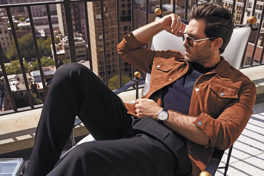 Surprise, bitches!

He bets you thought you'd seen the last of him.