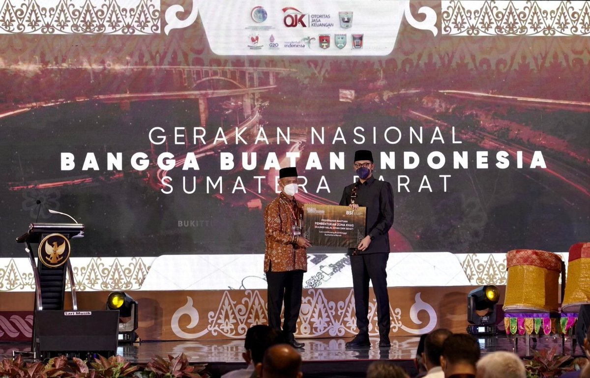sorotanpublic's tweet photo. Semoga dengan diselenggarakannya Gerakan Nasional Bangga Buatan Indonesia ini dapat menggerakkan ekonomi di Sumbar.

#BSIDukungGernasBBI https://t.co/CPorXUfjC4