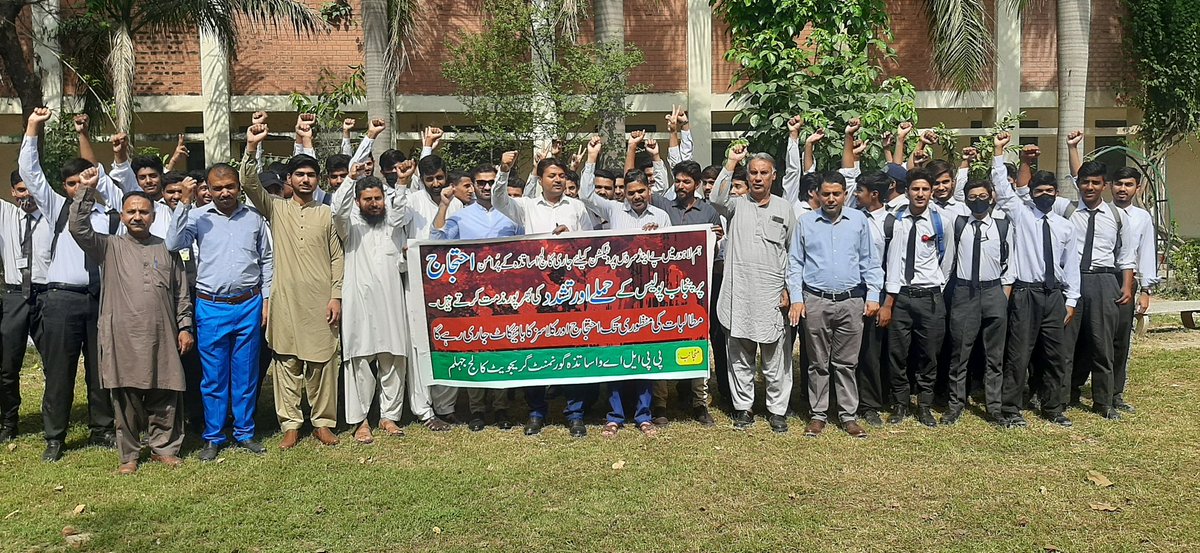MAbdullahJavedQ's tweet photo. Punjab Police on Monday night raided the peaceful sit-in staged by professors and lecturers of public colleges of Punjab. They were peacefully sitting to demand their rights. We request hon. LHC to take #Suo_Moto_For_Teachers https://t.co/gWTuxEuCD2