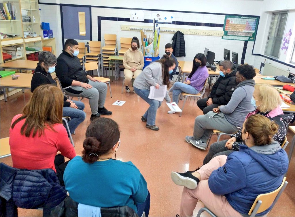fundaciopaupv's tweet photo. #InterActuem a l'escola i als barris. Programes d'#EpCG dirigits a educació primària, secundària, FP, alumnat de magisteri i joves. Amb el suport de @GVAcooperacio @AjuntamentVLC i @educacio_ccoopv https://t.co/dk8uLvR1Si