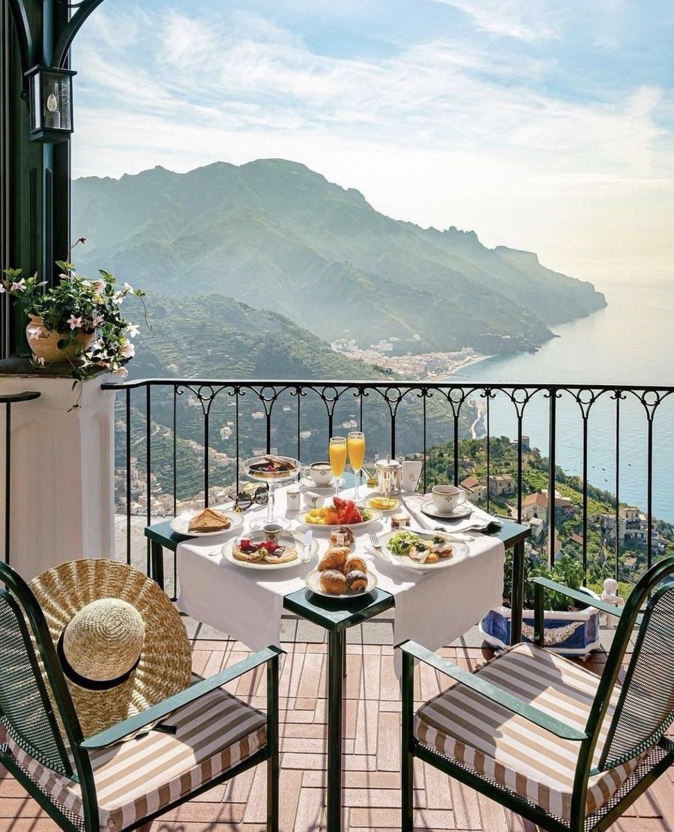 La Dolce Vita...

Offering spectacular views, @palazzoavino sits high above postcard-perfect Ravello and is a Jewel in the Amalfi Coast's crown  😍😍