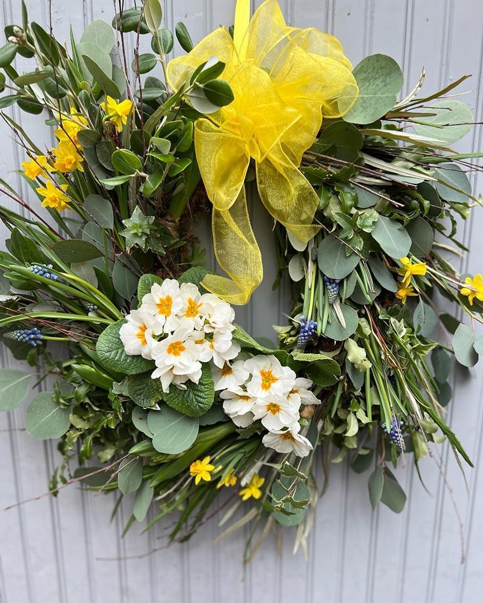 We had so much fun creating these Easter Wreaths at our workshop last week 🐣

What have you got planned for Easter? Pop in this week to buy your spring blooms ready for the weekend 💛

#kendallsflorist #stalbansflorist #easterdecor #easterflorals #springwreath #springflowers