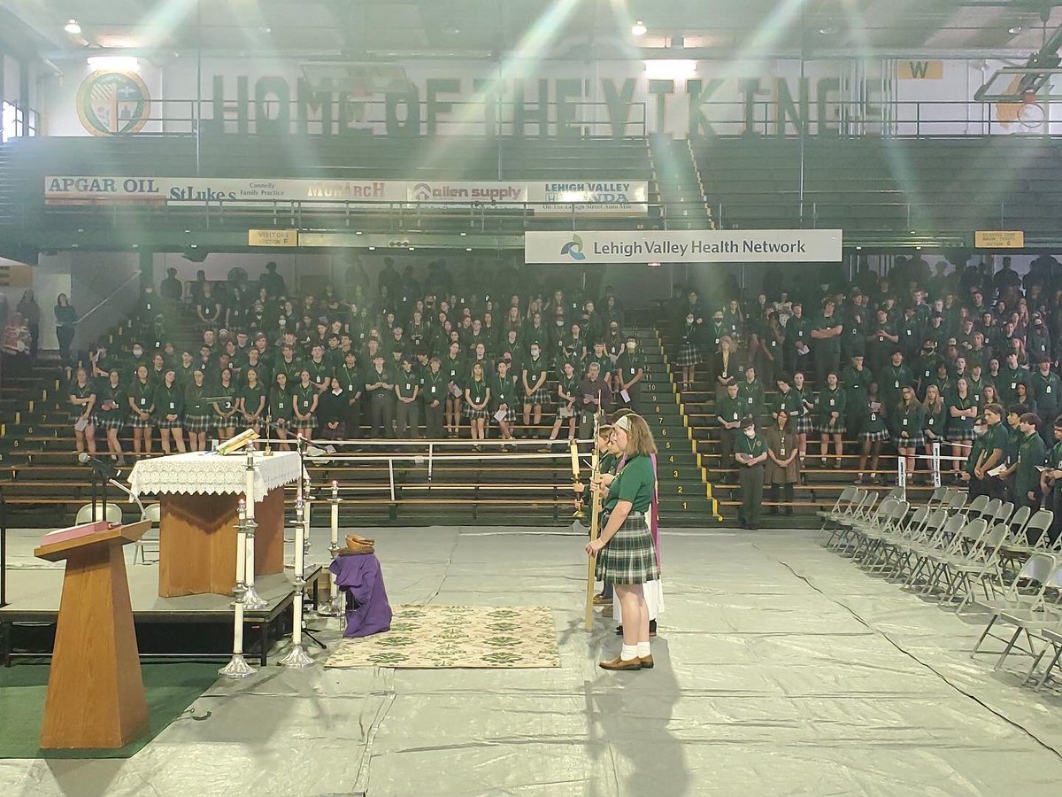 ACCHSVikings's tweet image. #VikingFaith Our Viking Family is blessed to celebrate Mass together during Holy Week. #FaithTraditionExcellence #SemperFidelis #AlwaysFaithful 💚💛🙏🏼✝️