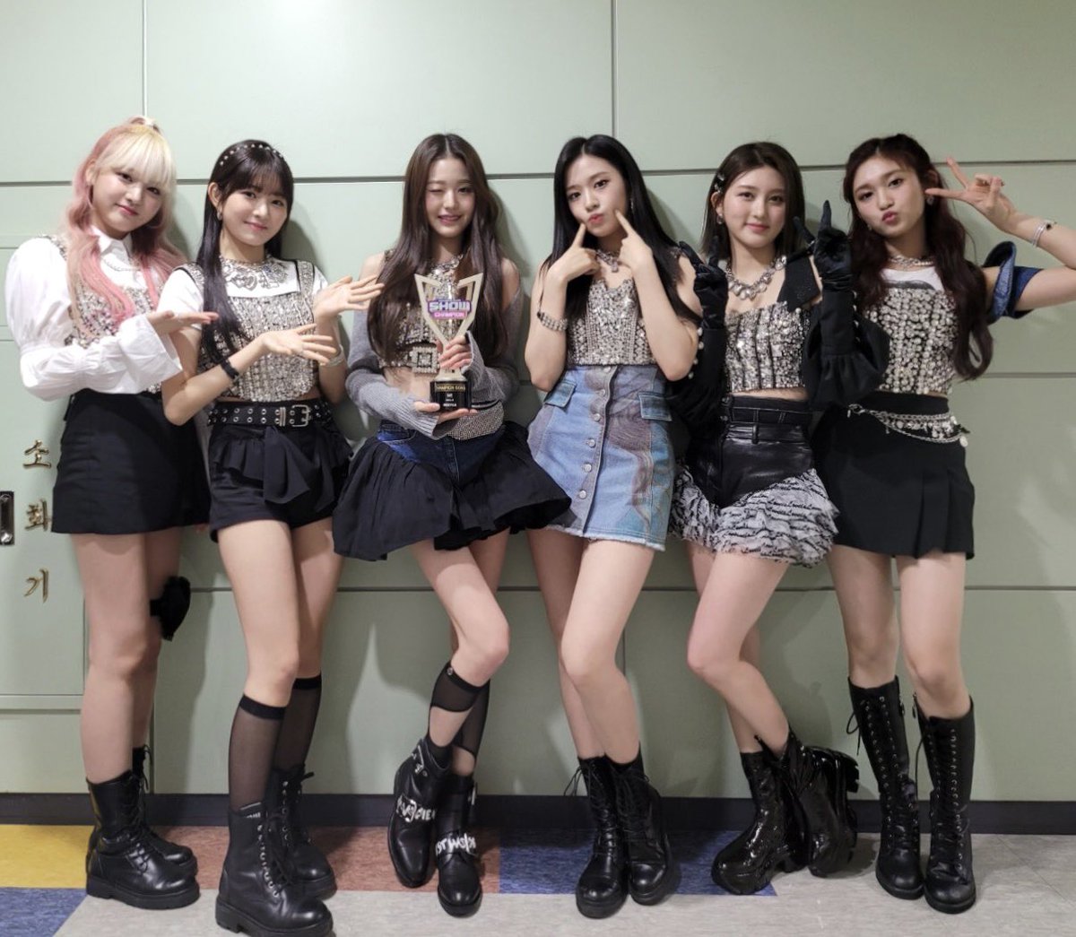 IVEstarship's tweet photo. 📸
IVE SHOT!
DATE : 2022.04.13
NAME : #MBCM #쇼챔피언
#IVE #아이브
#유진 #가을 #레이 #원영 #리즈 #이서
#LOVEDIVE #러브다이브
#IVE_SHOT https://t.co/Mv2W7yUzVP