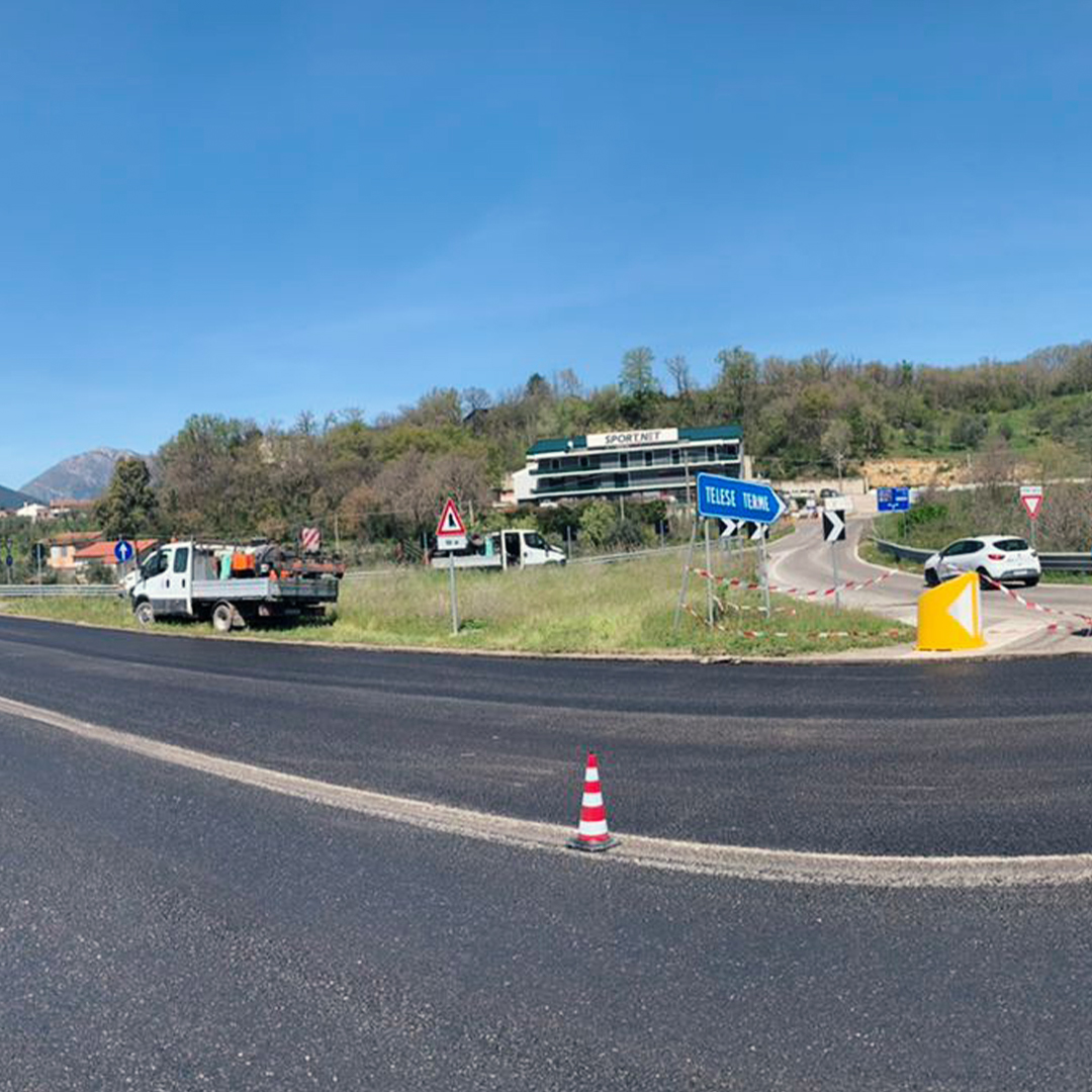 StradeAnas's tweet photo. #Anas #Campania
Procedono i lavori di nuova pavimentazione lungo la #SS372 #Telesina in provincia di #Benevento. Riapre oggi lo svincolo di Telese Terme al km 43,050 (BN). https://t.co/nvYKqWV1an