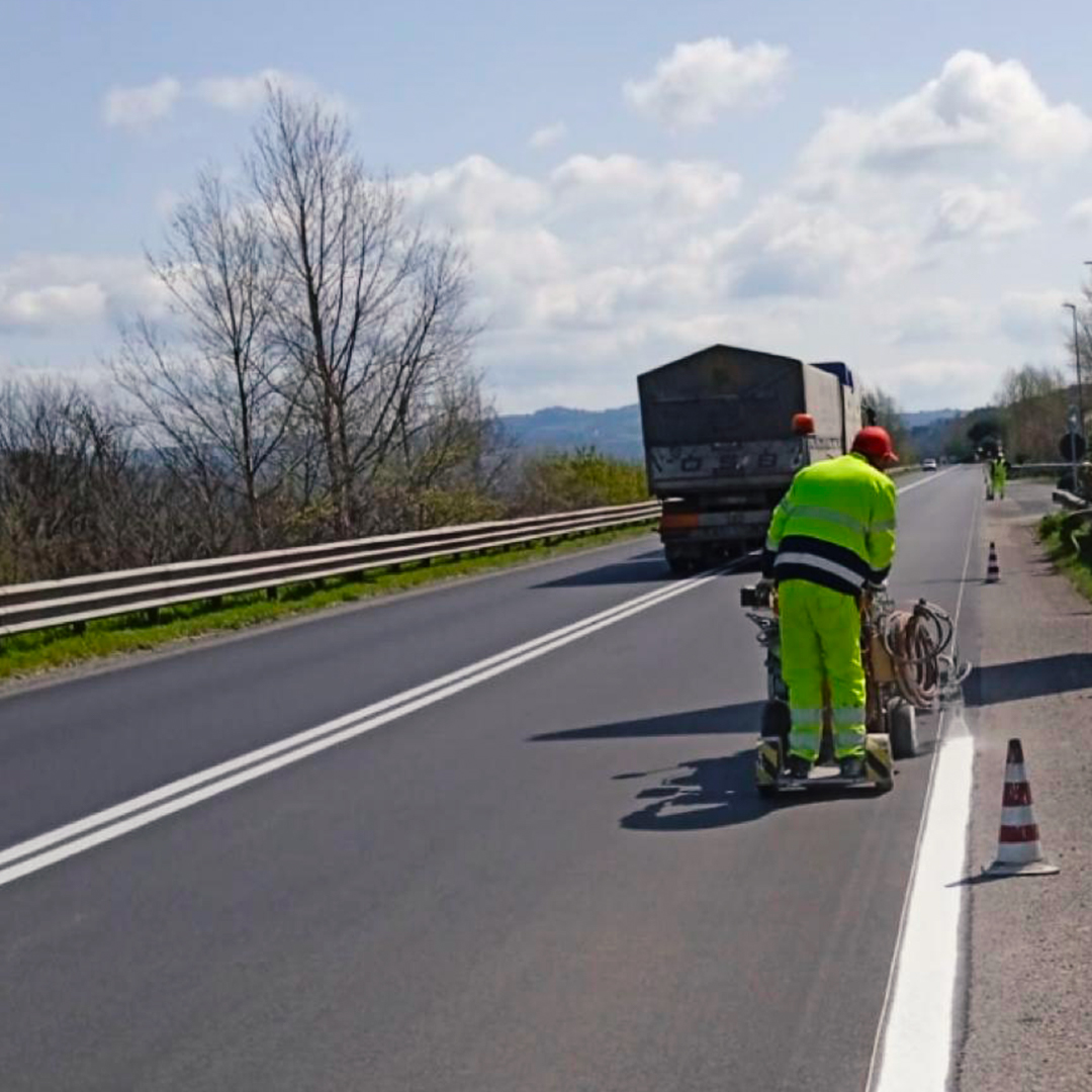 StradeAnas's tweet photo. #Anas #Campania
Procedono i lavori di nuova pavimentazione lungo la #SS372 #Telesina in provincia di #Benevento. Riapre oggi lo svincolo di Telese Terme al km 43,050 (BN). https://t.co/nvYKqWV1an