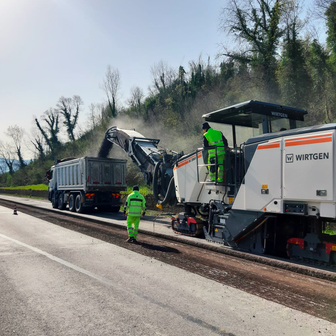 StradeAnas's tweet photo. #Anas #Campania
Procedono i lavori di nuova pavimentazione lungo la #SS372 #Telesina in provincia di #Benevento. Riapre oggi lo svincolo di Telese Terme al km 43,050 (BN). https://t.co/nvYKqWV1an
