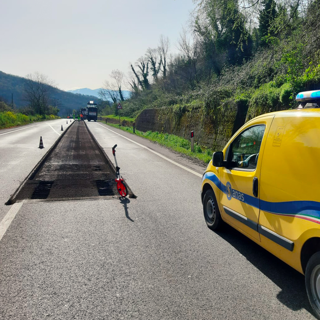 StradeAnas's tweet photo. #Anas #Campania
Procedono i lavori di nuova pavimentazione lungo la #SS372 #Telesina in provincia di #Benevento. Riapre oggi lo svincolo di Telese Terme al km 43,050 (BN). https://t.co/nvYKqWV1an