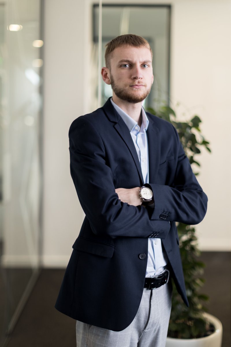 socri_reim's tweet photo. 📣 #PortraitDeLaSemaine | Dorian Lopez, comptable chez @socri_reim.
« Je ressens au quotidien la confiance que l’on place en moi malgré mon jeune âge. La vision du groupe démontrée par son président me motive encore aujourd’hui à pleinement exploiter mes capacités. » https://t.co/fcGxEPQc1g