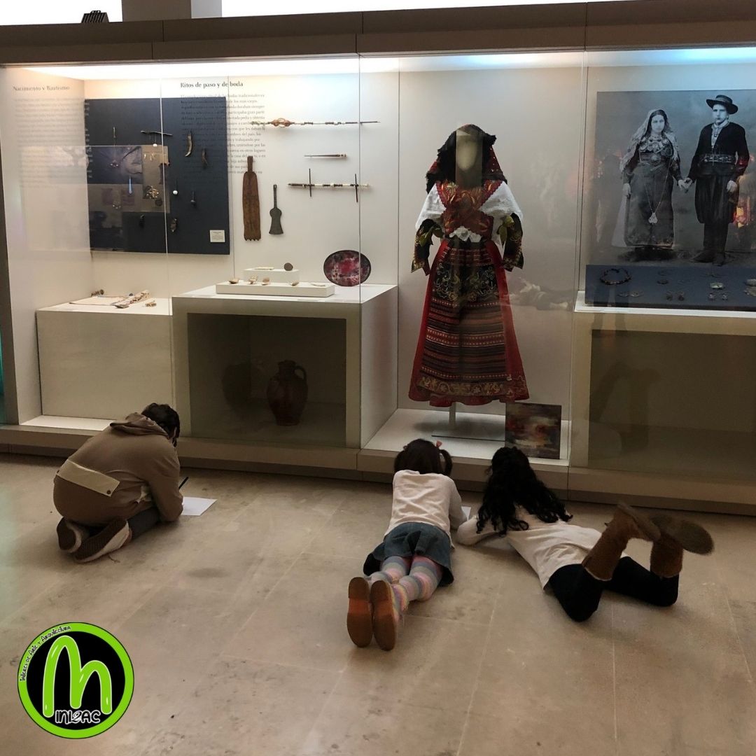 mini2ac's tweet photo. ¿Arquitectura y moda?, lo descubrimos en el Museo Etnográfico de Zamora en algunos de nuestros talleres :) #mini2ac #talleresinfantiles #museoetnografico #mecyl #zamora #architecture #moda https://t.co/ARb8ZyqOBS