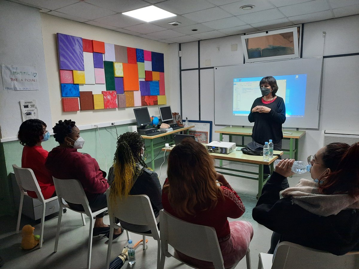lilianneetienne's tweet photo. Chicas de Jere discutiendo sobre estereotipos de género  presentado por Ana la psicóloga de programa
@Olivia_Prez_ 
@BeatrizMartin_3 
@Conrog2 
@ValenciaCaritas https://t.co/gHVrYrPMRi