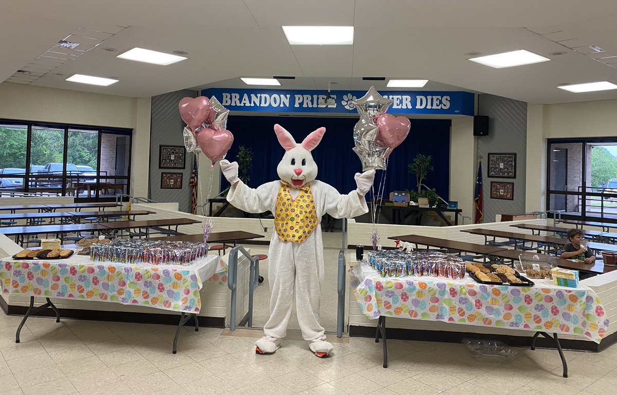 sheilatskelton's tweet photo. Easter fun with 5th grade and Kinder!  #BrandonBears #DunbarTigers #LpWeRise @pdmcclendon1 @DorindaWade https://t.co/C2bZQbmITU