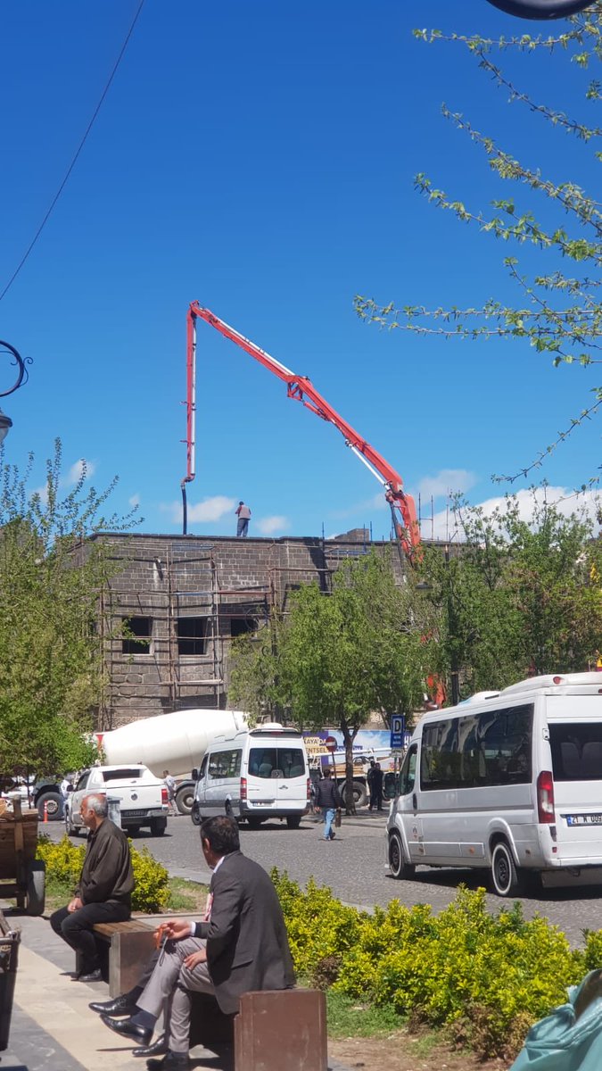 UNESCO’nun kültürel mirası listesinde olan Diyarbakır Surlarının Dağ kapı Burcuna restorasyon kapsamında beton döküyorlar, bu nasıl olur?