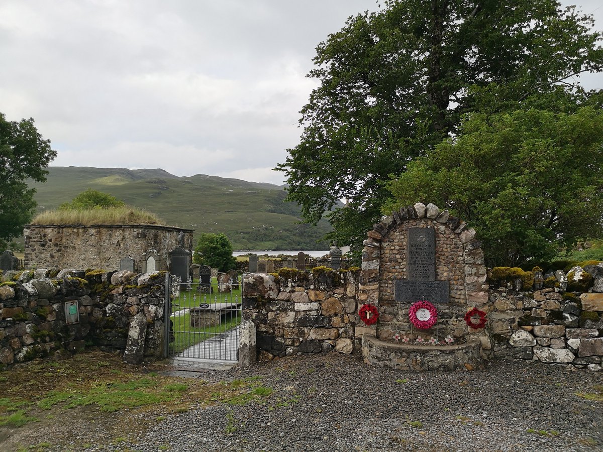 Last year during a holiday in #Scotland, we came across a memorial to a #WW2 RAF crew. On reading about what happened, I wanted to save it for a special occasion, so here goes. #OTD 13th April 1941, the crew of Anson N9857 XF-F from 19 OTU, based at RAF Kinloss took off... 1/14