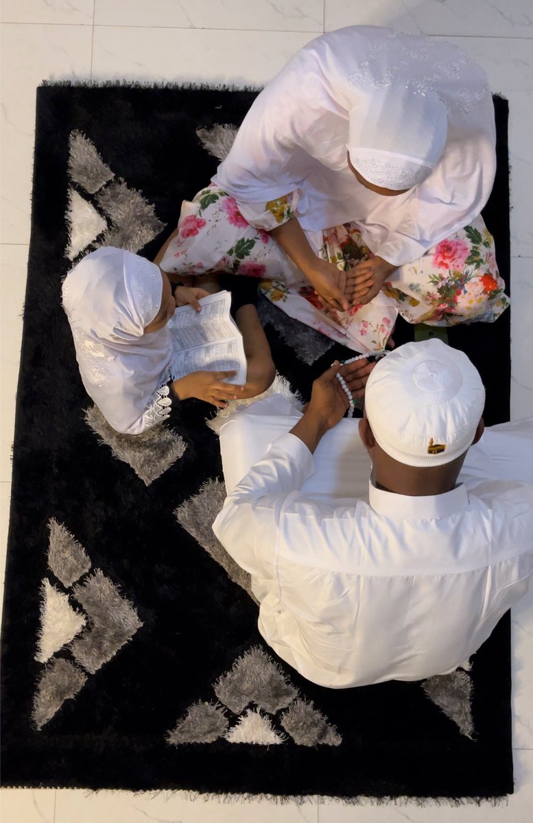 DemoOfUK's tweet photo. Ramadan Kareem from my family &amp; I 🌙 https://t.co/QASENUFw5O
