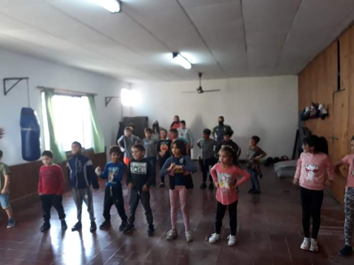 Luisvi73's tweet photo. Exito total muchos chicos en las clases de #Kingboxing en el #ClubLaPampa de #Chivilcoy gracias @ErnestoJMigone director de Formacion del @MDSNacion por los kit deportivos. #NiUnPibeMenosPorLaDroga @MyrianCarballo5 
@JCAlderete_CCC @niunpibemenosok @RevistaChispa @PCRargentina https://t.co/lLv2sKv8W3