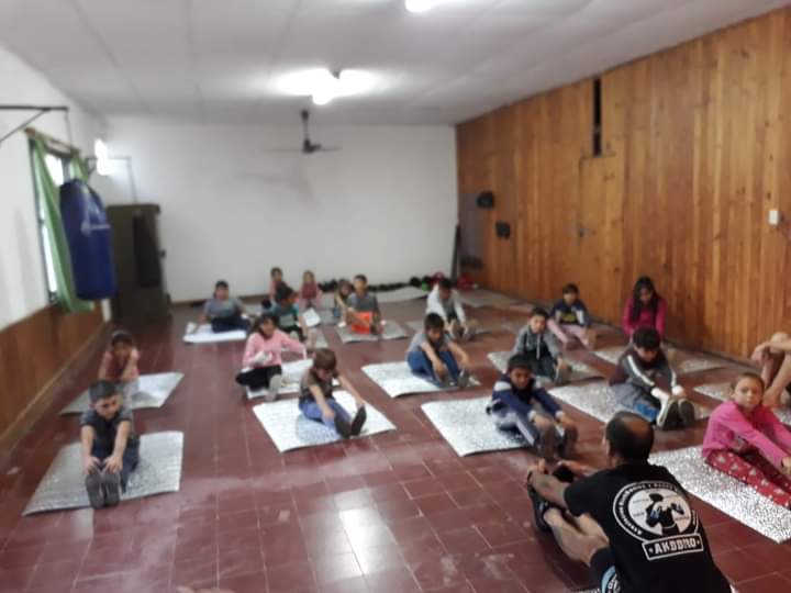 Luisvi73's tweet photo. Exito total muchos chicos en las clases de #Kingboxing en el #ClubLaPampa de #Chivilcoy gracias @ErnestoJMigone director de Formacion del @MDSNacion por los kit deportivos. #NiUnPibeMenosPorLaDroga @MyrianCarballo5 
@JCAlderete_CCC @niunpibemenosok @RevistaChispa @PCRargentina https://t.co/lLv2sKv8W3