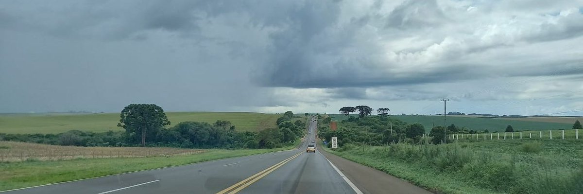 브라질 참으로 신기한 나라임에 틀림이 없다 . 한쪽은 비가 오고 다른 한쪽은 오지않고... 내마음과 같다 젖어드는 한쪽과 그렇지 않은 한쪽... 언제든 양자 택일을 해야 하는 그런 순간이 오게 된다면 한번쯤은 흠뻑 젖어 들고 싶다.