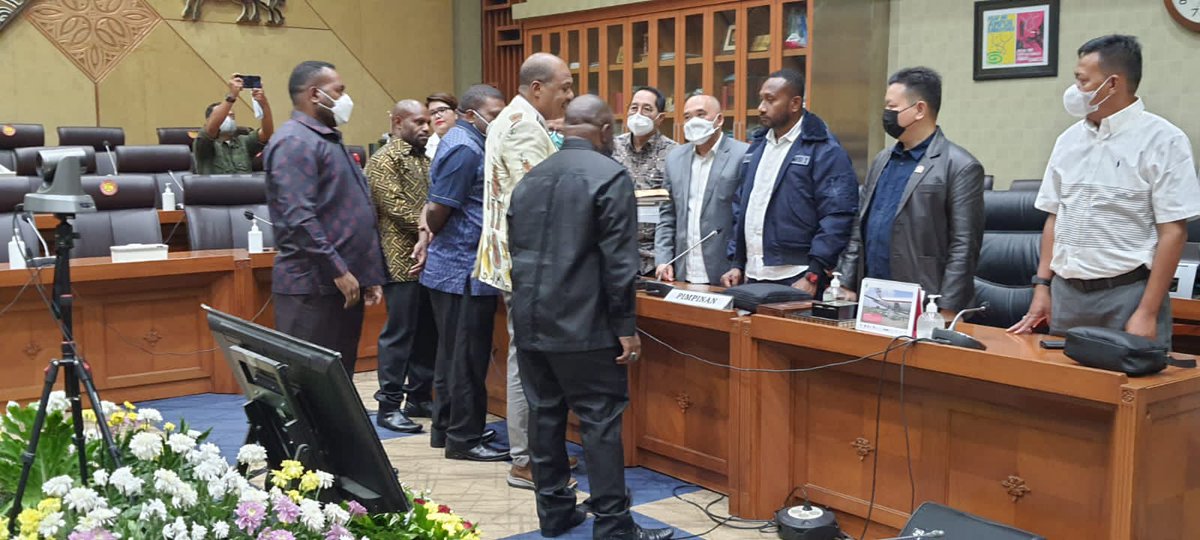 LKadepa1's tweet photo. DPR Papua telah menyerahkan aspirasi ttg Pro dan Kontra DOB Provinsi di Papua kepada Badan Legislasi / BALEG DPR RI di Jakarta. Tim dari DPR Papua di pimpin Waket III bersama utusan 9 fraksi2. Jakarta 13 April 2022 https://t.co/TXkkaKObyC
