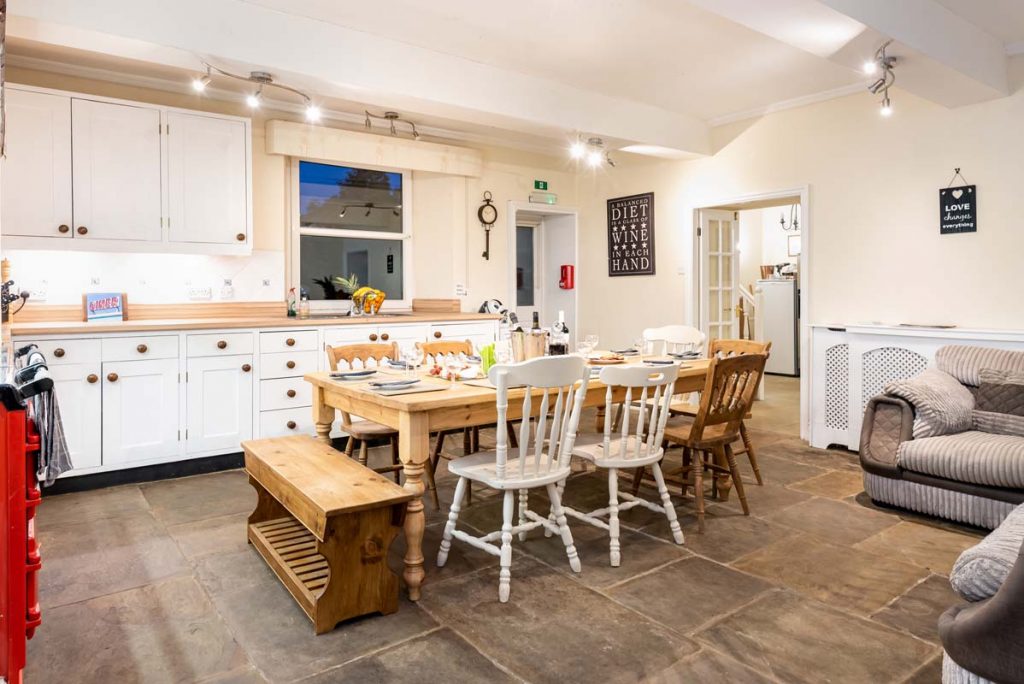Easter Sunday Available🐰
Yorkshire Country House and Spa

Sleeps up to 24🏡
8 bedrooms🛌
2 Hot Tubs🔥
Mini Nightclub🥳
Karaoke🎤

£140 per adult 
£70 per child
Infants Free!

Book Now!
celebrationcottages.co.uk/henpartyhouses…
Email:
Hello@celebrationcottages.co.uk
#EasterHolidays #lastminutedeal
