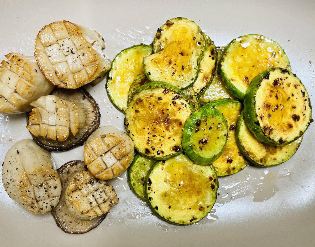 thenitsok's tweet image. 큰 마트에 가면 스테이크 시즈닝을 파는데... 사실 고기 말고 채소에다 뿌리면 그것만 뿌리고 구워도 다맛잇어