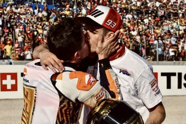 sarettaagreco_'s tweet photo. ‘El más dulce de los amores es el amor que une a dos hermanos’
@alexmarquez73 @marcmarquez93 
#DíaInternacionaldelBeso 👨‍❤️‍💋‍👨❤️ https://t.co/0B0E1SxzWQ