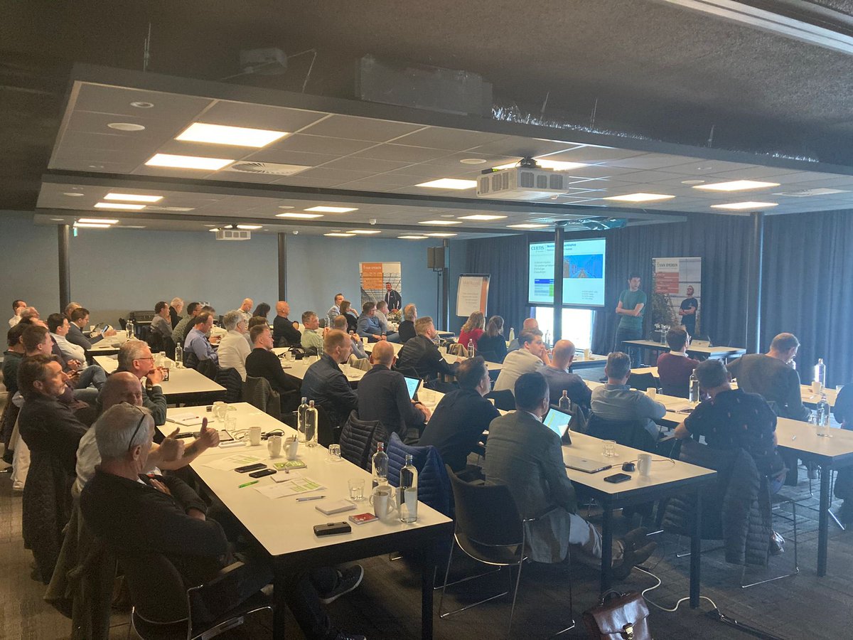 Interessante presentaties van onze fabrikanten op de GBM kennisdagen, samen met de tuinbouw #groeispecialisten in Putten. Tweedaagse training op een mooie locatie, om met een volle rugzak de toepassing in praktijk te kunnen maken. #kennisdelen <a href="/iperen_nl/">Van Iperen</a>