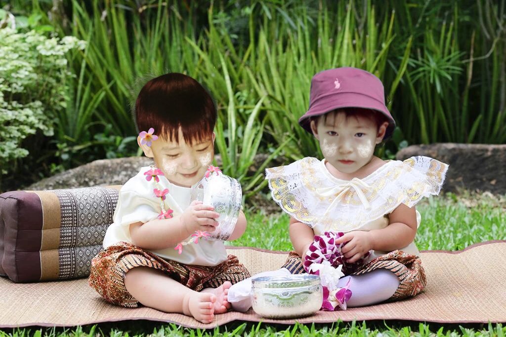 สวัสดีวันสงกรานต์น้า น้องชายข้างบ้านมาเล่นด้วยทุกปีเลย อยากเล่นกับเจ่เจ้สองคน 🔫💦🏖