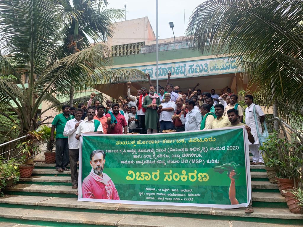 Yogendra Yadav is in Tiptur, Karnataka today in support of coconut farmers who are suffering massive losses as APMC system is being dismantled in the state.

#FarmersProtest <a href="/_YogendraYadav/">Yogendra Yadav</a>