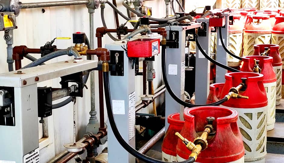 CruzLairet2021's tweet photo. Con apoyo de PDVSA gas, se activo la primera planta móvil de llenado en  Villa San Antonio. Fueron más de 600 familias atendidas con gas GLP para uso doméstico. Agradeciendo el apoyo de todo el equipo de PDVSA gas y a su presidenta  Dra. @Caryl_PSUV. (1/2) https://t.co/RTiQ6u03y6