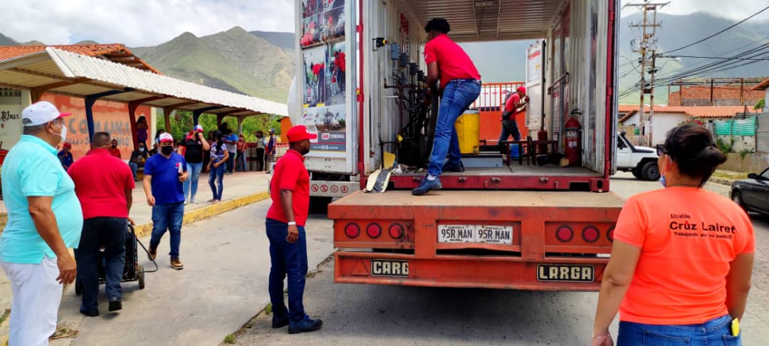 CruzLairet2021's tweet photo. Con apoyo de PDVSA gas, se activo la primera planta móvil de llenado en  Villa San Antonio. Fueron más de 600 familias atendidas con gas GLP para uso doméstico. Agradeciendo el apoyo de todo el equipo de PDVSA gas y a su presidenta  Dra. @Caryl_PSUV. (1/2) https://t.co/RTiQ6u03y6