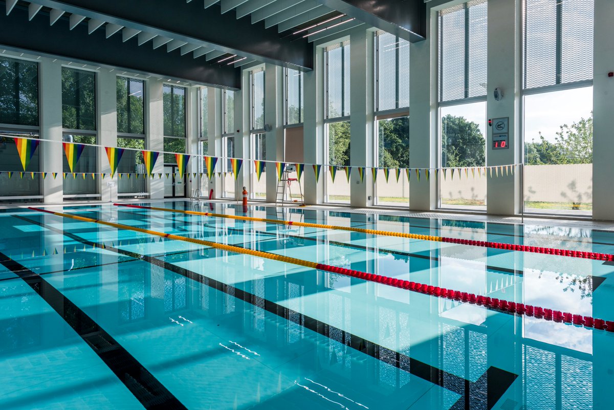 hackneycouncil's tweet image. 🤩 The new Britannia Leisure Centre has been shortlisted as one of London&apos;s best new buildings.

⚽️ Rooftop pitches
🏙️ Incredible views of London
🏊🏿‍♀️ State-of-the-art pools
🏋🏼‍♂️ High tech gym

👨‍👧‍👦 Built for local residents. 

Read more in the @hackneygazette:  hackneygazette.co.uk/news/housing/m…