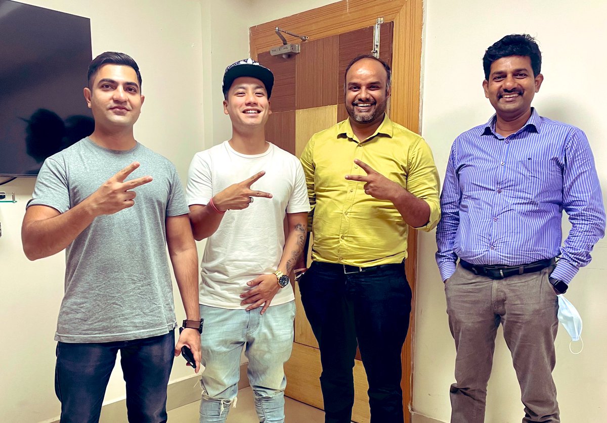 TheAnsumanRath's tweet photo. Everyone is a Rapper, till the real #Odia Rapper arrives 🤘🏼Good time jammin with @rapperbigdeal today. Home Grown, World Class. And an Icon for the Youth of Odisha.
Futile efforts in trying to get the ‘Gangsta’ pose right 😉
#RapperBigDeal #Bhubaneswar #Odisha https://t.co/UgHPQwd9Ar