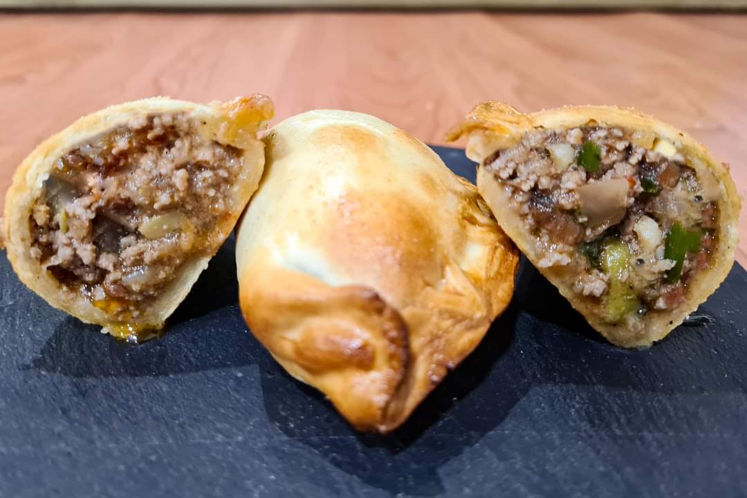 SaborYAlegria's tweet photo. 🥟𝐒𝐀𝐁𝐎𝐑 𝐓𝐎𝐓𝐀𝐋❗ 🥟
𝗟𝗮 𝗱𝗲 𝗰𝗼𝗿𝗱𝗲𝗿𝗼.Un sabor único, intenso, diferencial.
Un sabor que te enamorará al 💯%

Y te damos dos 🤗 opciones: que la pruebes en el Bulevar, o la pruebes en La Carrera. 

📞 Pedidos al 953 823 323.
📲 Pedidos WhatsApp Bulevar 640324689. https://t.co/1BCDRg8l4O