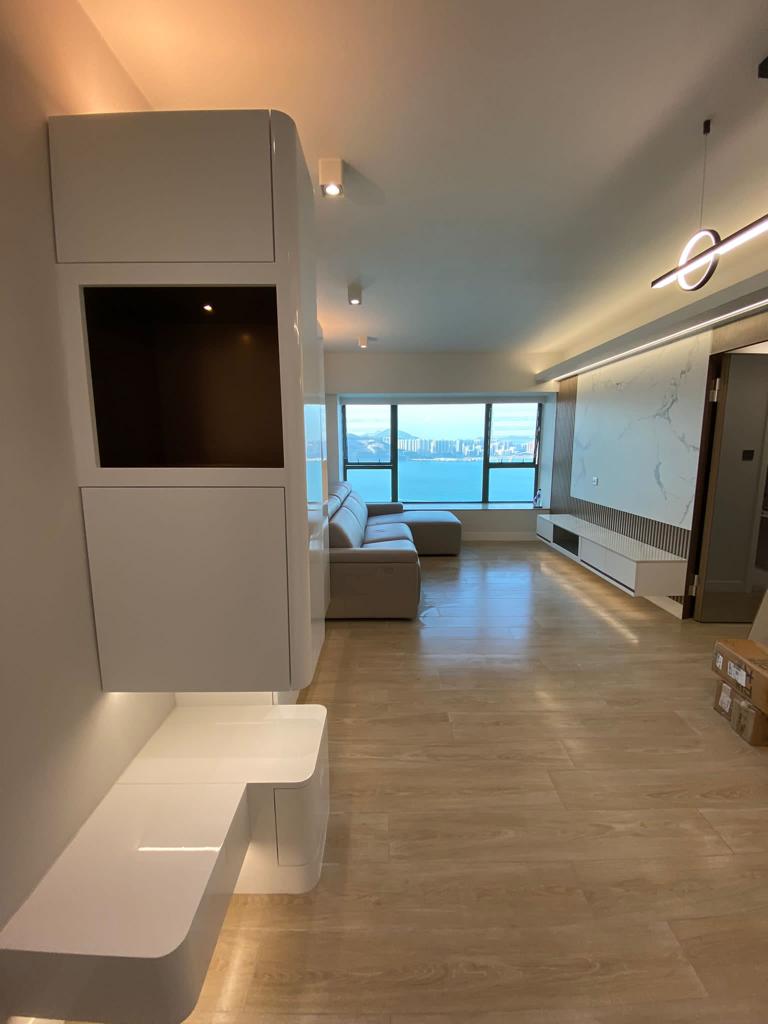 LtdNomad's tweet photo. 諾汶是次以現代簡約風為設計理念，室內裝修以白色為主色調，注入木紋作主要元素，再輔以灰色做局部點綴，打造整潔素雅的純淨空間。其中，客廳的灰色皮革梳化，皮革的質感増加客廳高級感，一深一淺的配搭亦増強家居空間感。而無主燈的設計在簡約空間中，燈帶賦予了動人心神的層次美。 https://t.co/aLf85QZAS5