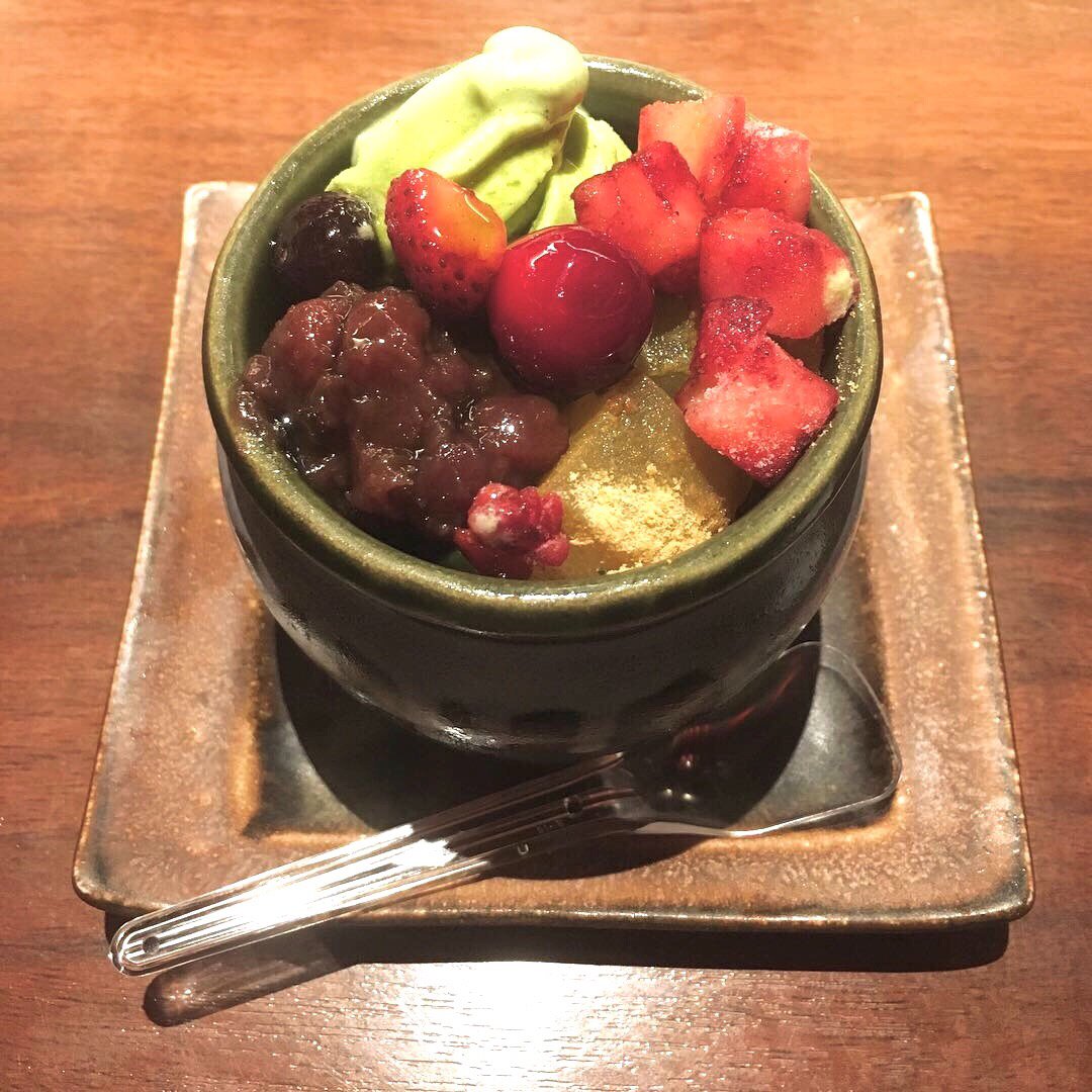 JAPANYAN_VT's tweet photo. Starting my day with delicious sweets! This is a Matcha parfait, with some red bean paste and an assortiment of fruits!

#Matcha #MatchaParfait #JapaneseSweets #Tourism #Fruits #Japan #Japanyan #Vtuber #ENVtuber #ENVtubers https://t.co/yV41o0cPjt
