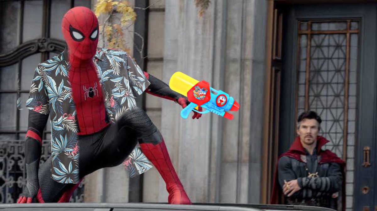 “สุขสันต์วันสงกรานต์ครับ! ขอให้เป็นวันที่แสนสุขของพวกคุณทุกคนเลย!”

“ช่วงนี้อากาศร้อนทุกวัน อย่าลืมดื่มน้ำเยอะๆกันด้วยนะครับ แต่แค่ดื่มน้ำอาจจะไม่พอ มาให้ผมสาดน้ำใส่ดีกว่า จะได้คลายร้อนไปด้วยกันนะ!” ดักรอคนผ่านไปผ่านมาแถวนี้