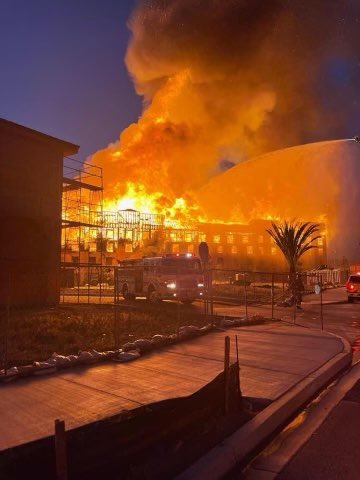 VCFD_PIO's tweet photo. #PromenadeFire; majority of the fire is out but due to extensive structural damage FFs cannot make entry to get a full knockdown. Apparatus will remain on scene throughout the night on fire watch. Pictures are from throughout the incident. @camarillovcso has Ventura blvd closed https://t.co/1QetG7IMFN