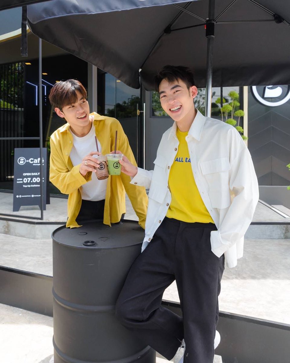 newsway_ent's tweet photo. ฟินมาก! 2 หนุ่มหล่อ "กรีน-แชป" ควงคู่ขอมาเป็นบาริสต้ามือสมัครเล่น เปิดตัว B-Cafe
อ่านต่อ https://t.co/VdJVDhGCqP
#BCafe #TopUpCaffeine #RacingGalleryCafe #คาเฟ่นวมินทร์ https://t.co/XrQeGjGWRL