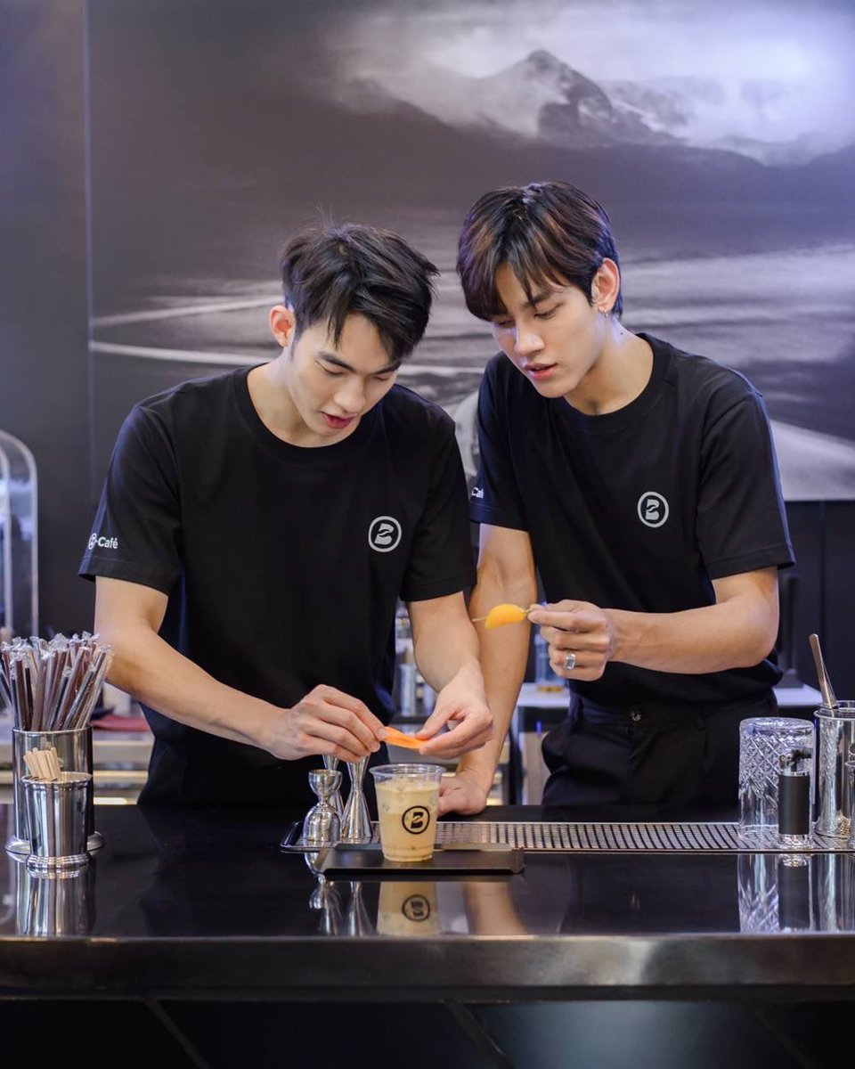 newsway_ent's tweet photo. ฟินมาก! 2 หนุ่มหล่อ "กรีน-แชป" ควงคู่ขอมาเป็นบาริสต้ามือสมัครเล่น เปิดตัว B-Cafe
อ่านต่อ https://t.co/VdJVDhGCqP
#BCafe #TopUpCaffeine #RacingGalleryCafe #คาเฟ่นวมินทร์ https://t.co/XrQeGjGWRL