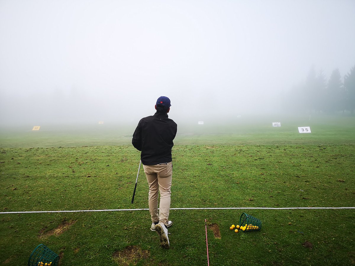 Fedgolfmadrid's tweet photo. 🌫️Así ha amanecido Golf Larrabea, obligando a retrasar el inicio de la gran final, al menos una hora.
👉Lo bueno se hace esperar, y los nuestros ya calientan, confiando en salir a jugar lo antes posible y luchar contra Andalucía por la victoria en el #InterSub18. https://t.co/4OVHX91RAk