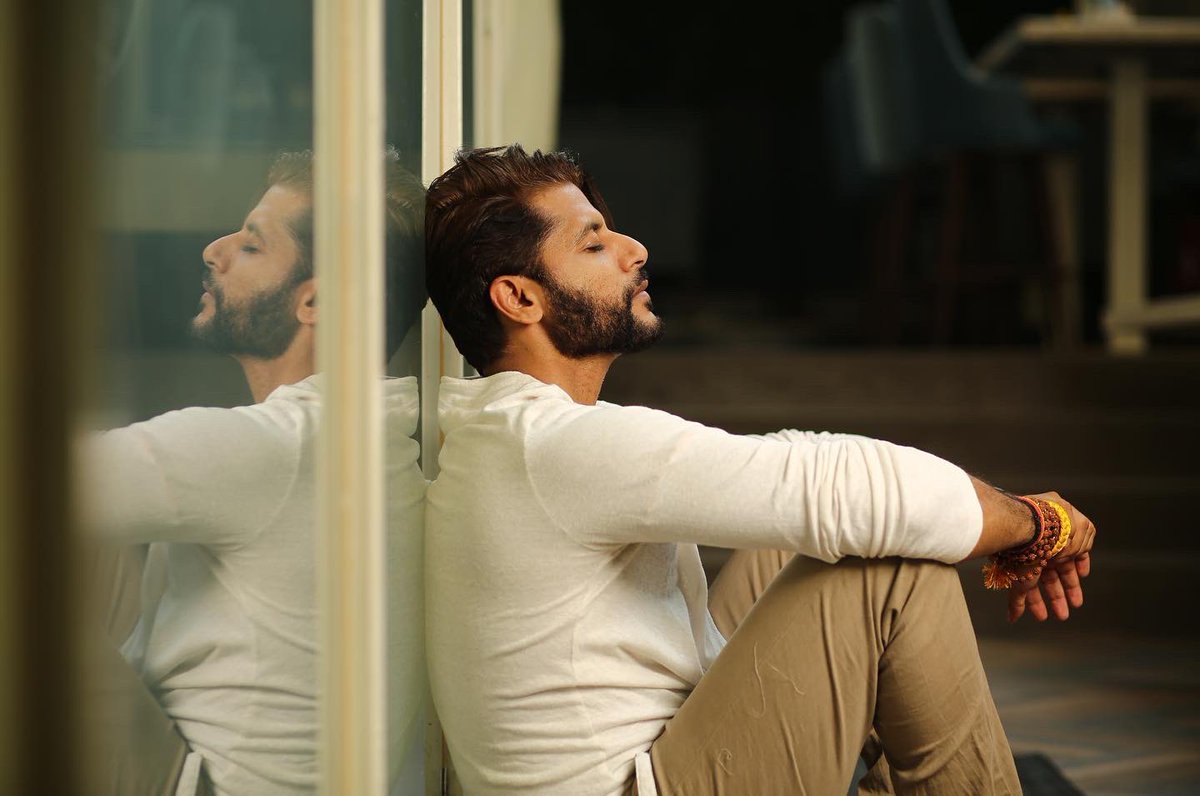 KVBohra's tweet photo. The person in the mirror is your only competition! So take a deep look and size up your competition, and you strive hard to be better than who you see.
@LockuppGame @altbalaji @ektarkapoor @MXPlayer #realityshow #EktaKapoor #KanganaRanaut #kvbarmy #herokvb #KaranvirBohra https://t.co/kacELv2xPI