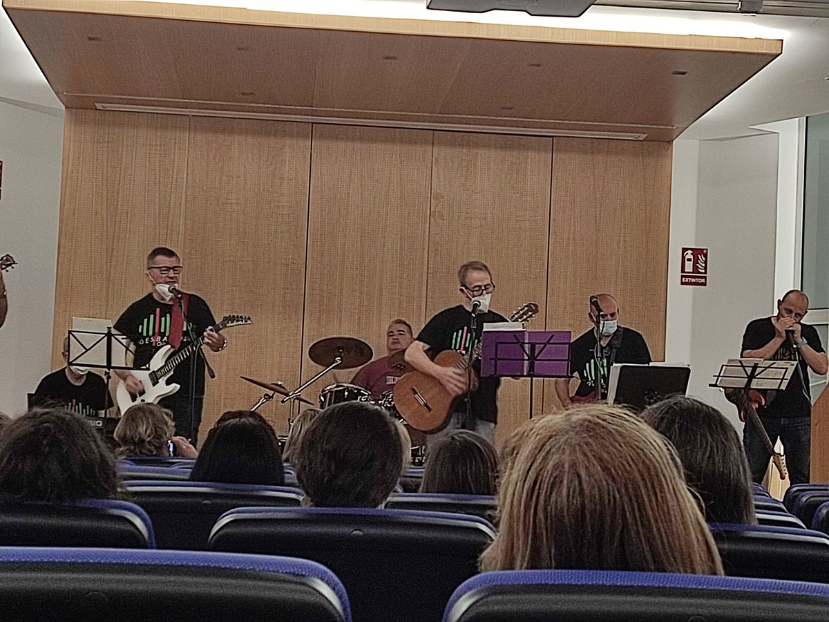 Sol_anion_roig's tweet photo. @interna_ALL 
Hoy en el salón de actos concierto de pacientes con parkinson https://t.co/KMWWfDXFjs