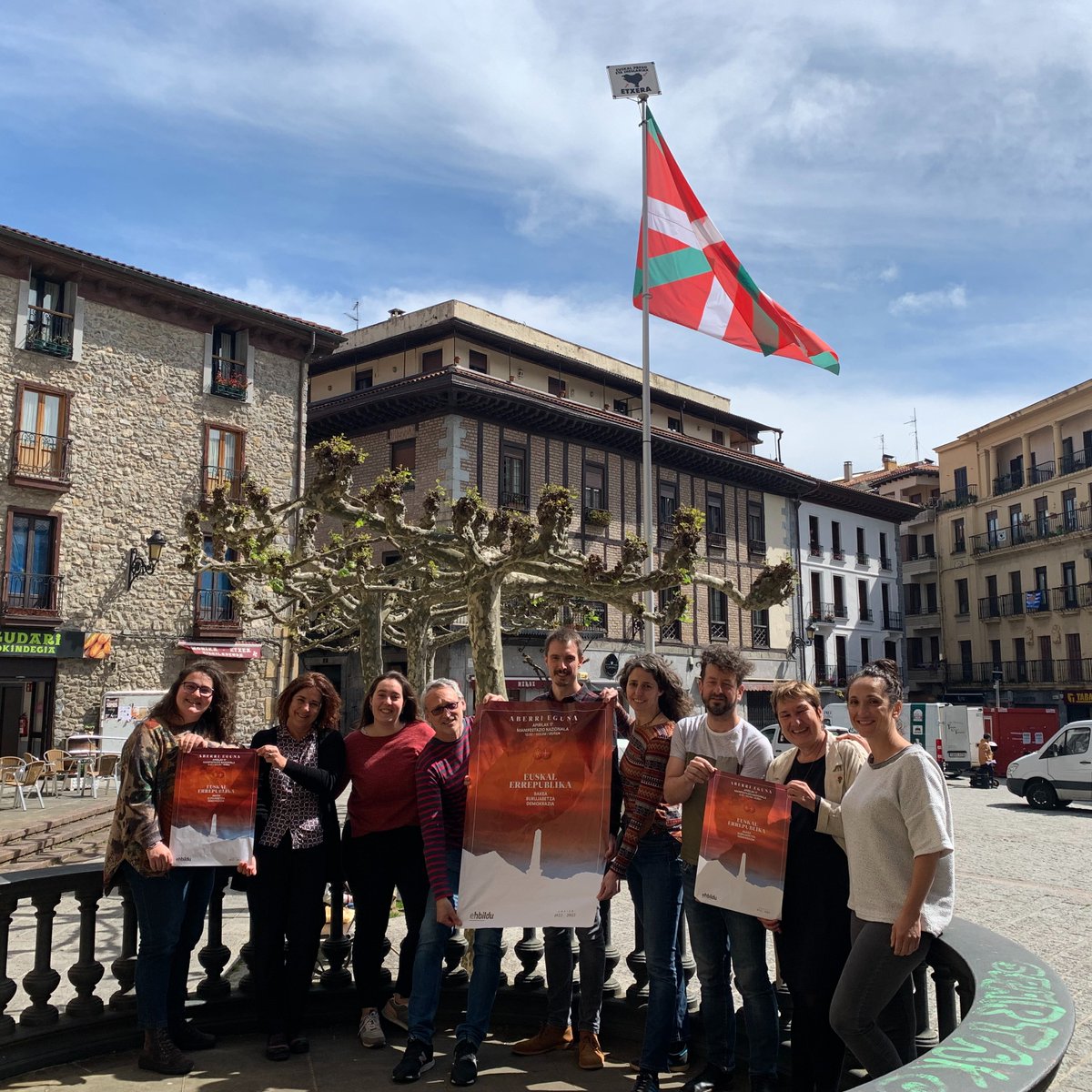 #Hernani-arrok Iruñeko kaleak betetzen lagunduko dugu igandean, #AberriEguna22.an. Apirilak 17, denok Iruñera!
