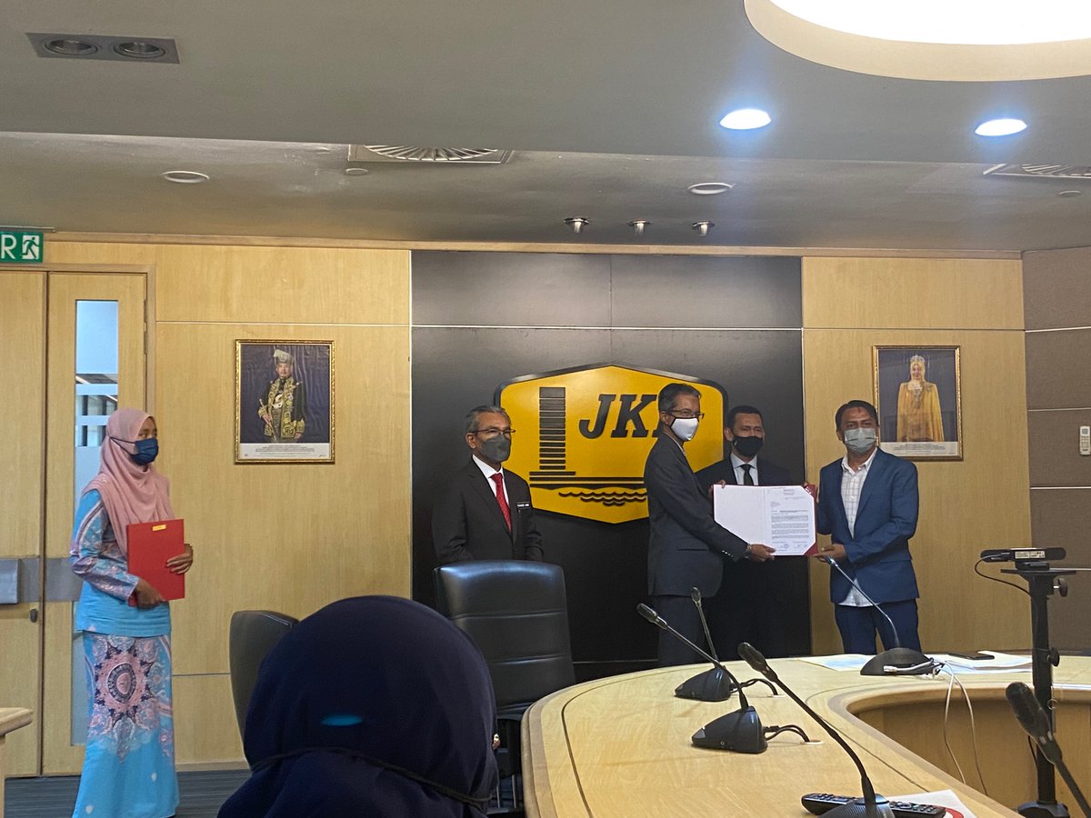 Majlis Penyerahan SST kontraktor bg projek Mengganti Jambatan KM295.40 dan KM295.56 FS022 Sandakan &amp; diserahkan ke JKR Sabah sbg SO.Syabas kontraktor berjaya &amp; semoga dpt disiapkan dgn sempurna
<a href="/JKRMalaysia/">JKR Malaysia</a> 
@MOWorks 
<a href="/JkrSabah/">JKR SABAH</a> 
<a href="/M_AminKasim/">Ir. Mohamed Amin Kasim</a> 
<a href="/irahmadredza/">Ahmad Redza Ghulam</a>