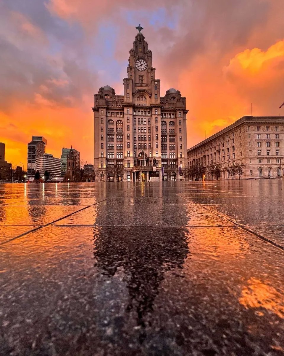 scousescene's tweet photo. Sunset from last night 🌆 

📸 @lensliverpool https://t.co/kYNpmdbHC7